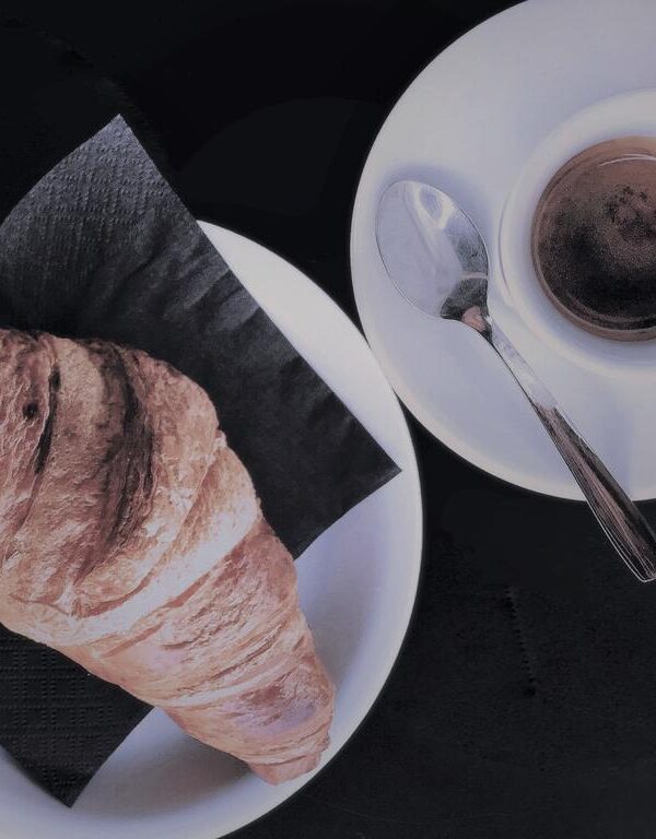 cappuccino-and-a-croissant-8904296